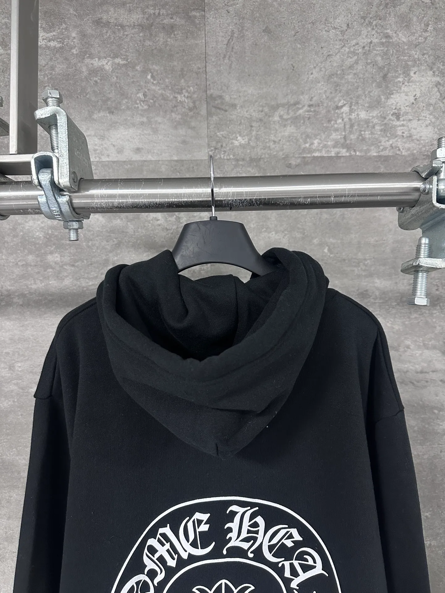 P350 💰 Chrome Hearte/Chrome Heart Sanskrit letter rattan flower cross horseshoe hooded zipper sweatshirt jacket 25SS New York City limited zipper hooded sweatshirt The fabric is made of 420g thin velvet coarse fish scale fabric. The printing is based on the original version with hand glue printing. The finished product is brushed and washed to shape. It feels very good. Real antique silver chain head (focus: zipper puller is sprayed with silver to make it old) size: S M L